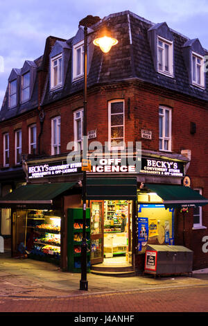 "Becky's" Off licenza, edicola e negozio di convenienza, un angolo tradizionale negozio di Islington, a nord di Londra, Regno Unito, di notte Foto Stock