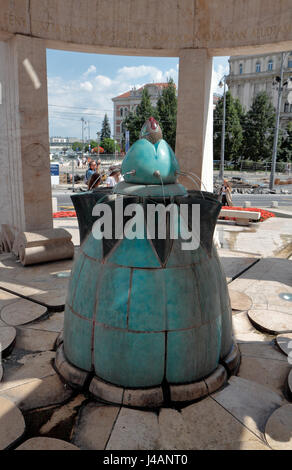 Fontana nel giardino esterno Hotel Gellért, Budapest, Ungheria. Foto Stock