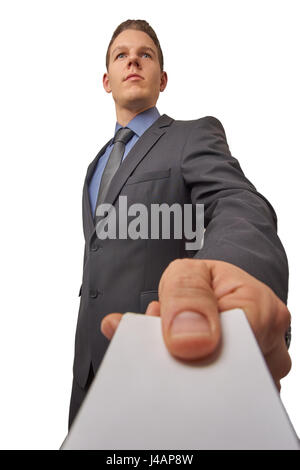 Isolato giovane attraente successo imprenditore seriamente le mani su un business card. Bassa angolazione con copia spazio. Foto Stock