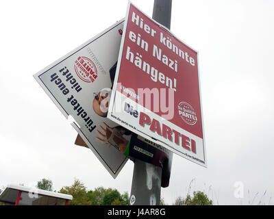 Germania, Dortmund, può15TH.2017. Poster del partito DIE PARTEI (il partito del satirico e co-editor della rivista satirico TITANIC, Martin Sonneborn, con la scritta "qui potrebbe appendere un nazista per le elezioni statali in Renania settentrionale-Vestfalia hangin su un lampione di Dortmund in Germania Foto Stock