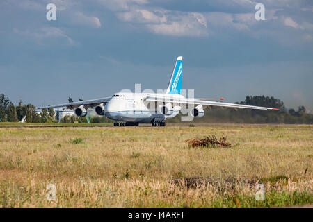 Regione di Kiev, Ucraina - 20 Luglio 2012: Antonov un-124 Ruslan carichi pesanti con il piano è il decollo dall'aeroporto per un altro lavoro Foto Stock