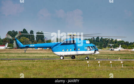 Kiev, Ucraina - 27 Luglio 2012: Mil Mi-8 elicottero è rullaggio lungo la pista di rullaggio in aeroporto per il decollo Foto Stock