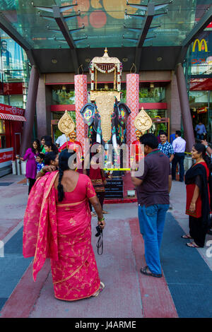 Popolo Indiano in visita il Forum, un popolare centro commerciale a Hosur Road a Bangalore in Karnataka, India Foto Stock