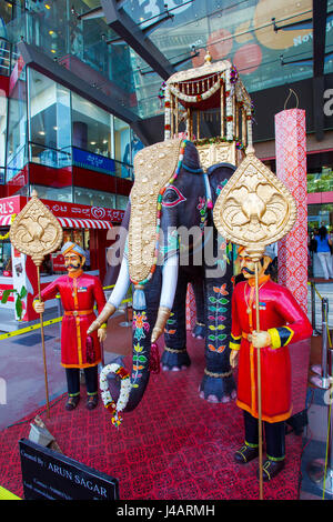 Popolo Indiano in visita il Forum, un popolare centro commerciale a Hosur Road a Bangalore in Karnataka, India Foto Stock