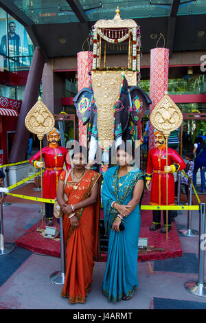 Popolo Indiano in visita il Forum, un popolare centro commerciale a Hosur Road a Bangalore in Karnataka, India Foto Stock