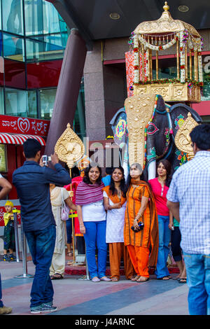 Popolo Indiano in visita il Forum, un popolare centro commerciale a Hosur Road a Bangalore in Karnataka, India Foto Stock