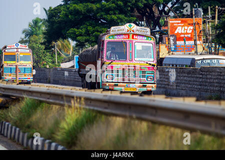 Tipico Tata camion su una strada indiano, Karnataka, India Foto Stock