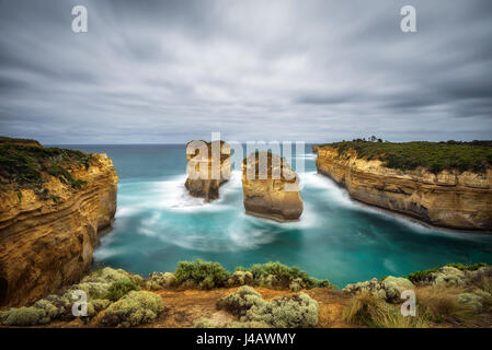 Alla Gola Loch Ard lungo la famosa Great Ocean Road in Victoria, Australia, vicino a Port Campbell e i dodici Apostoli. Lunga esposizione. Foto Stock