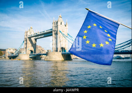 Bandiera dell'Unione europea battenti di fronte il Tower Bridge di Londra, in una dichiarazione di solidarietà per il Regno Unito Brexit ritiro dall UE Foto Stock