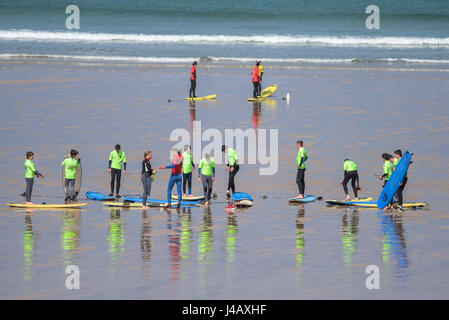 Una scuola di surf istruttore insegnamento novizi Newquay Cornwall Surf Surfer ai partecipanti imparare Coaching Didattica istruire Foto Stock