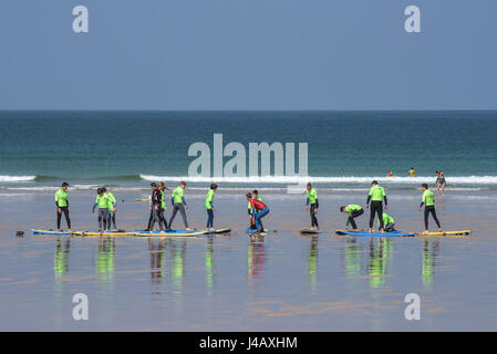 Una scuola di surf istruttore insegnamento novizi Newquay Cornwall Surf Surfer ai partecipanti imparare Coaching Didattica istruire Foto Stock