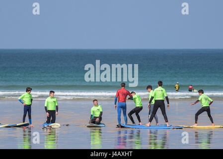 Una scuola di surf istruttore insegnamento novizi Newquay Cornwall Surf Surfer ai partecipanti imparare Coaching Didattica istruire Foto Stock