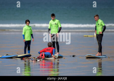 Una scuola di surf istruttore insegnamento novizi Newquay Cornwall Surf Surfer ai partecipanti imparare Coaching Didattica istruire Foto Stock