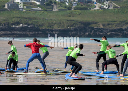 Una scuola di surf istruttore insegnamento novizi Newquay Cornwall Surf Surfer ai partecipanti imparare Coaching Didattica istruire Foto Stock