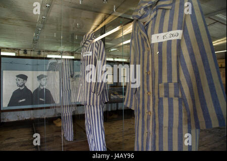 Blu e grigio camicia a righe e pantaloni indossati dai detenuti nella Germania nazista di concentramento KL Stutthof nel 72 anniversario della liberazione delle conce Foto Stock