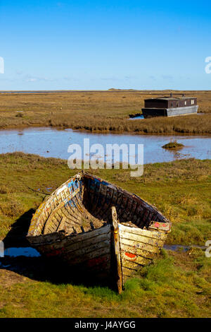 La linea di costa e salmastre a Burnham Deepdale sulla Costa North Norfolk in Inghilterra, Regno Unito Foto Stock