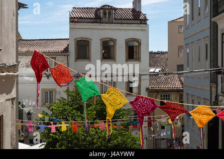 Colorato appese centrini in strada pubblica a Coimbra, Portogallo Foto Stock