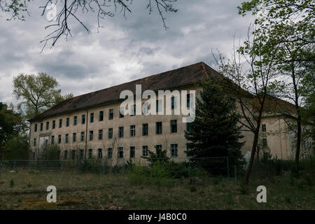 Immagini inquietanti di offrire uno sguardo nella cadente rimane di 'po' di Mosca" che una volta era la casa di sovietica di Esercito Rosso. La lugubre foto mostrano un arrugginito e decadeva statua del comunista russo Vladimir Lenin presso il Municipio del comune di ingresso, svuotato piscine, la vernice che si stacca dal pareti incrinate, uno scheletro di un cane morto e i serbatoi di gas. Altri colpi di haunting visualizzare un assembly hall nel cuore della città dove migliaia di soldati dovrebbe raccogliere, in attesa di istruzioni dal loro generali. Queste impressionanti fotografie sono stati catturati nella città di Wunsdorf, venti-cinque miglia da Berlino, Germania, da journa Foto Stock