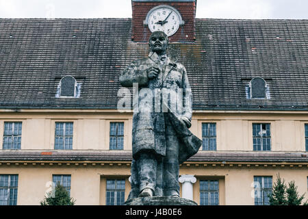 Immagini inquietanti di offrire uno sguardo nella cadente rimane di 'po' di Mosca" che una volta era la casa di sovietica di Esercito Rosso. La lugubre foto mostrano un arrugginito e decadeva statua del comunista russo Vladimir Lenin presso il Municipio del comune di ingresso, svuotato piscine, la vernice che si stacca dal pareti incrinate, uno scheletro di un cane morto e i serbatoi di gas. Altri colpi di haunting visualizzare un assembly hall nel cuore della città dove migliaia di soldati dovrebbe raccogliere, in attesa di istruzioni dal loro generali. Queste impressionanti fotografie sono stati catturati nella città di Wunsdorf, venti-cinque miglia da Berlino, Germania, da journa Foto Stock