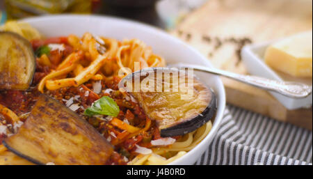 Vista ravvicinata della pasta italiana (spaghetti, linguine con salsa di pomodoro e le melanzane Foto Stock