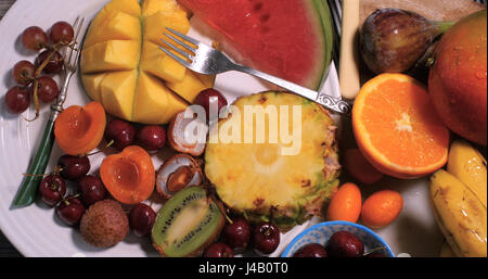 Vista dall'alto in basso di un vasto assortimento di prodotti freschi, sani, frutta organica Foto Stock