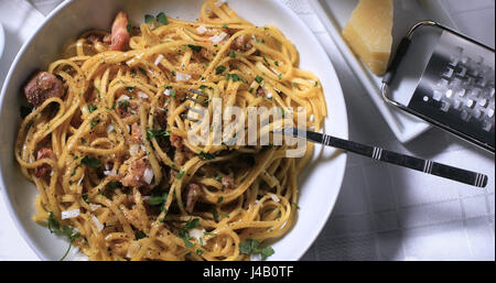 Vista dall'alto in basso di un delizioso piatto di spaghetti alla carbonara Foto Stock