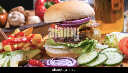 Vista di una deliziosa cheeseburger con bacon e guacamole Foto Stock