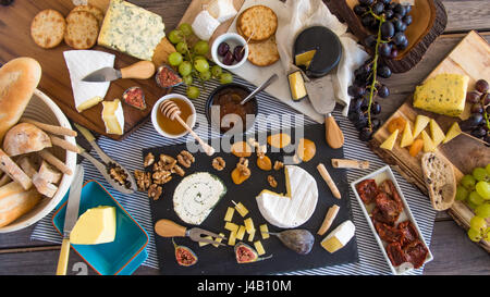 Vista dall'alto in basso di un assortimento di francese e di formaggi inglesi con fichi e noci Foto Stock