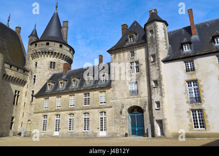 Il cortile interno presso il Château de Sully in Sully-sur Loire, Francia Foto Stock