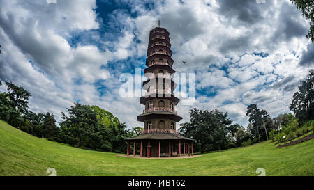 Il timelapse vista della pagoda di Kew Gardens, Londra con un aereo da Foto Stock