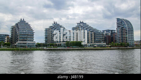 Vista di un contemporaneo riverside sviluppo immobiliare nella zona ovest di Londra Foto Stock