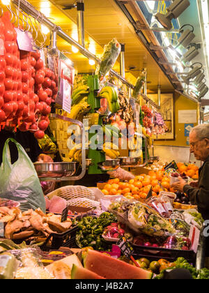 Un gentleman a comprare prodotti freschi nel mercato di Santa Caterina, Barcelona, Spagna. Foto Stock