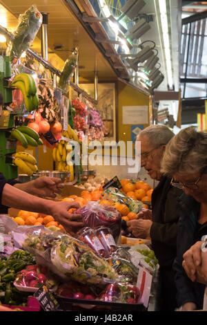 Persone che acquistano prodotti freschi nel mercato di Santa Caterina, Barcelona, Spagna. Foto Stock