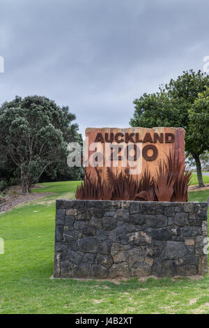 Auckland, Nuova Zelanda - 5 Marzo 2017: Rustico colorato segno di benvenuto per lo Zoo di Auckland sul basamento in pietra in Western Springs Park. Grigio-blu del cielo e gree Foto Stock