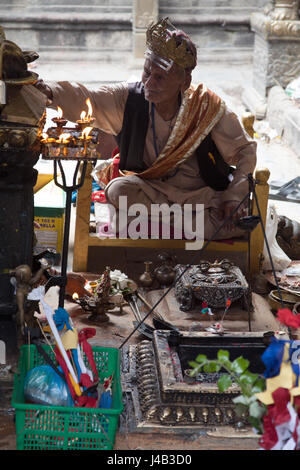 Uomo Santo facendo Offerte e preghiere per il Buddha il compleanno nel Tempio d'Oro - Hiranyavarna Mahavihara - Patan, o Lalitpur, Kathmandu, Nepal Foto Stock