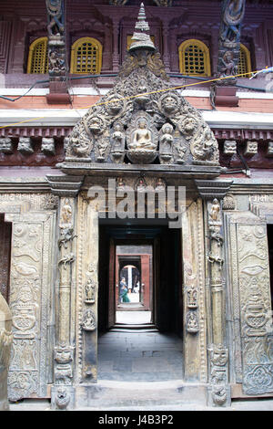 La porta di ingresso al Hiranyavarna Mahavihara - Il Tempio d'Oro - Patan o Lalitpur, Kathmandu in Nepal Foto Stock