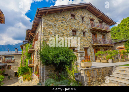 Ainsa borgo medioevale dei Pirenei con belle case in pietra, Huesca, Spagna Foto Stock