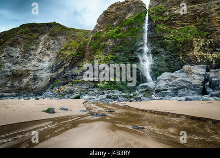 La Cascata del fiume dice fluisce verso le scogliere sulla spiaggia di Tresaith Bay, un villaggio costiero in Ceredigion, Galles. Foto Stock