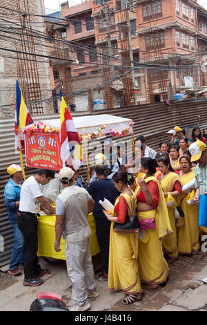 Il Buddha giorno processione percorre le strade di Patan o Lalitpur, Kathmandu in Nepal Foto Stock
