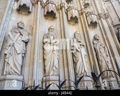 Statue di apostoli sulla facciata anteriore della cattedrale di Barcellona. Foto Stock