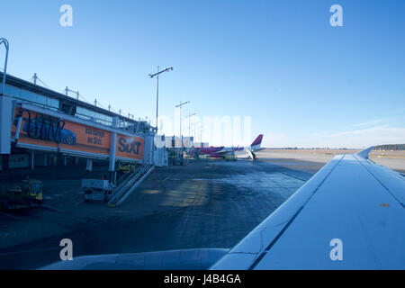 Norimberga, Germania - Gennaio 20th, 2017: aerei la visualizzazione della finestra dell'aeroporto di Norimberga grembiule airport terminal con gli aerei parcheggiati a cancelli Carrelli aeroportuali di controllo del traffico aereo torre sullo sfondo Foto Stock