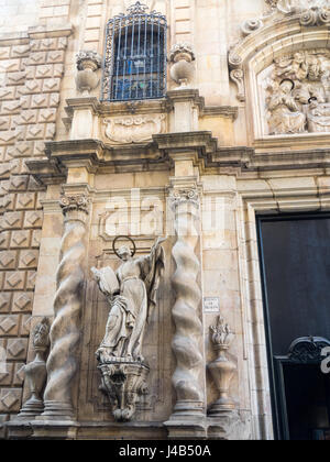 Statua del gesuita Sant Ignazio di Loyola incorniciata da due colonne Solomonic all ingresso della chiesa di Betlemme a Barcellona. Foto Stock