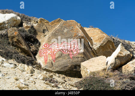 Om mani padme Hum mantra buddista scritto su una pietra. Mustang Superiore regione, Nepal. Foto Stock