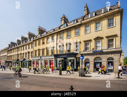 Regno Unito, Somerset, città di Bath, tipico di color miele e vasca da bagno in pietra architettura Georgiana case in Old Bond Street Foto Stock