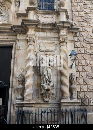 Statua del santo gesuita Francesco Borgia incorniciata da due colonne Solomonic all ingresso della chiesa di Betlemme a Barcellona. Foto Stock