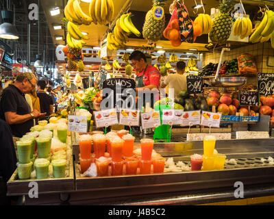 Frutta fresca e succhi di verdura bar nel Mercat de Sant Josep de la Boqueria, Barcellona Spagna. Foto Stock
