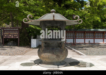 Offerte a benna Naritasan Shinshoji Temple a Narita, in Giappone. Il tempio è parte di Chisan setta del Buddismo Shingon Foto Stock