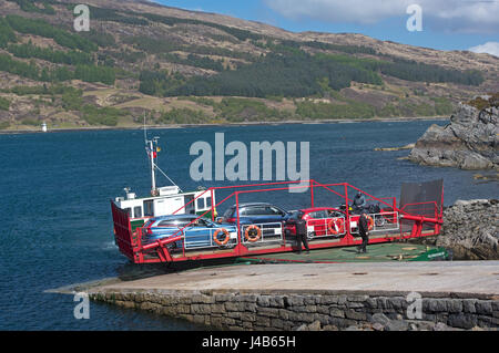 I mondi ultimo lavoro giradischi auto ferry operante tra Glenelg Kylerea e sull'Isola di Skye in occidente delle Highlands Scozzesi. Foto Stock