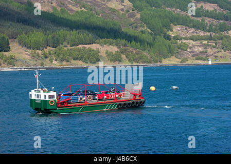 I mondi ultimo lavoro giradischi auto ferry operante tra Glenelg Kylerea e sull'Isola di Skye in occidente delle Highlands Scozzesi. Foto Stock