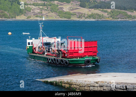 I mondi ultimo lavoro giradischi auto ferry operante tra Glenelg Kylerea e sull'Isola di Skye in occidente delle Highlands Scozzesi. Foto Stock